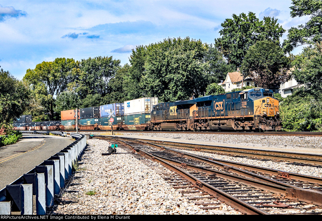 CSX 3208 on I-158